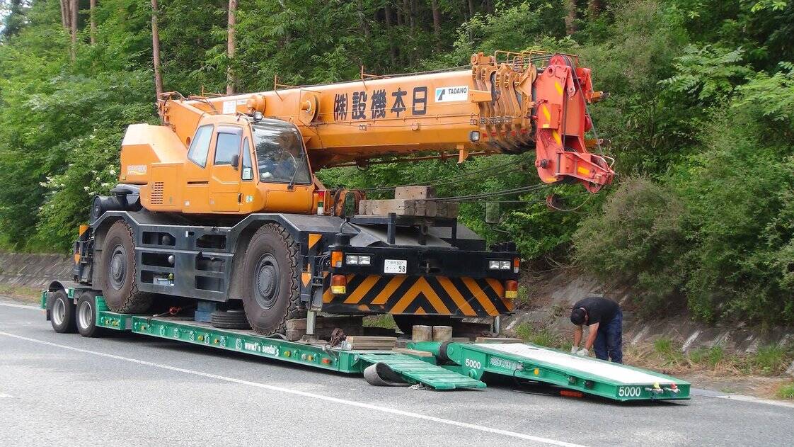 1/50 3軸舵切り低床トレーラー　重機　建機 伸縮舵切り低床トレーラー（50t積載） 東北急送㈱ - YouTube